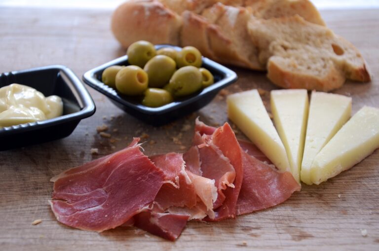 Tapas-Platte selber machen: Tipps für Schinken & Käse