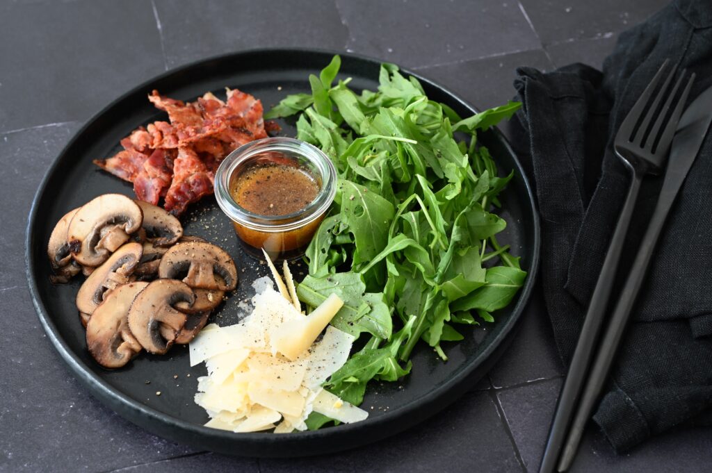 Rucola Salat mit Bacon und gebratenen Champgnons