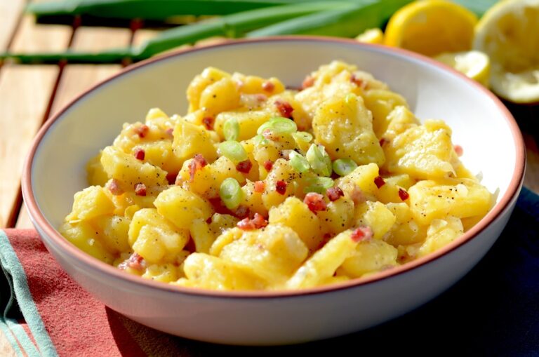 Kartoffelsalat mit Speck und Zwiebeln