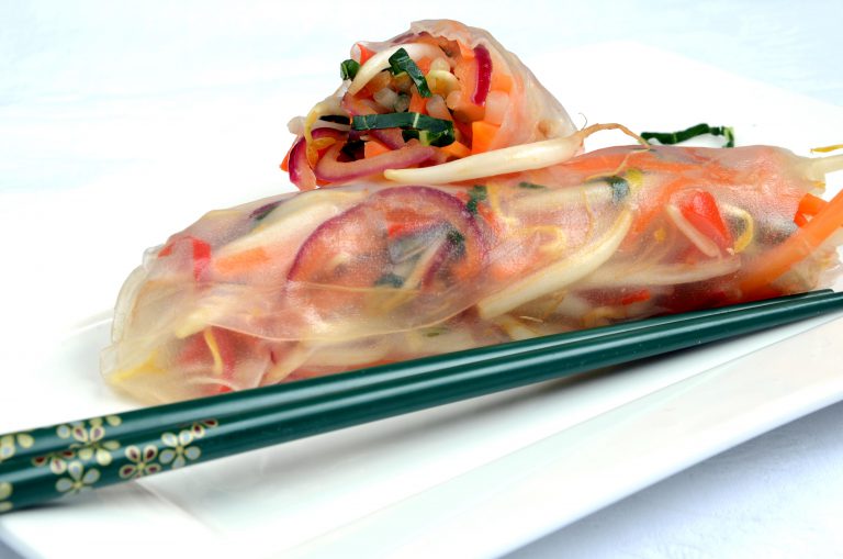 Sprossensalat mit Limette und Chili im Reisblatt