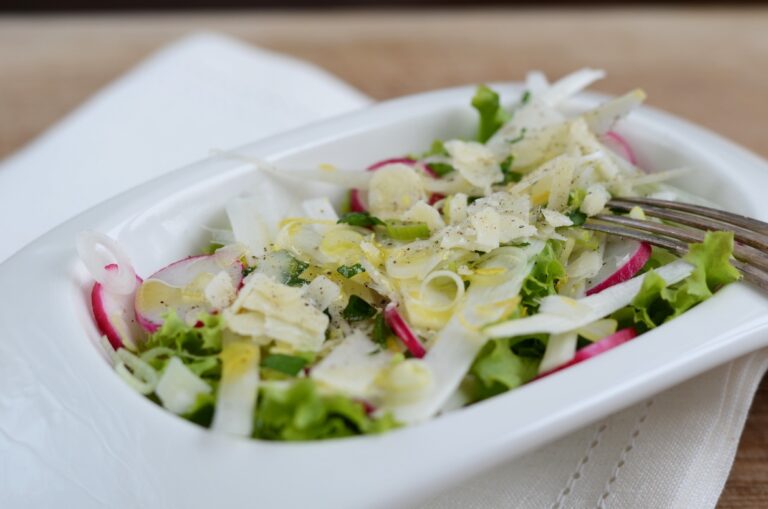 Frühlingssalat mit Radieschen und Spargel