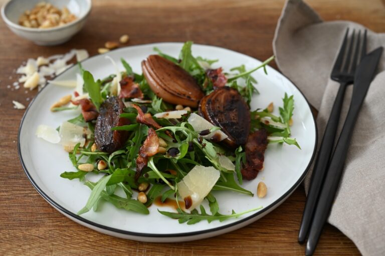 Rucolasalat mit warmen Balsamicozwiebeln