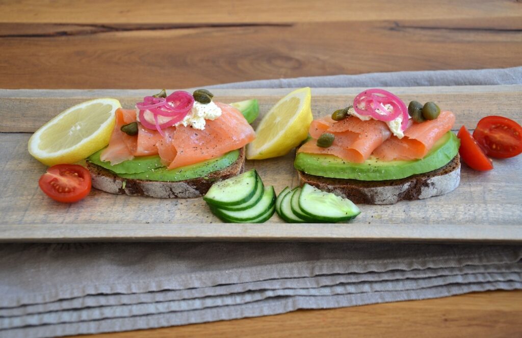 Brot mit Avocado und Lachs | Getoppt mit marinierten Zwiebeln und Kapern