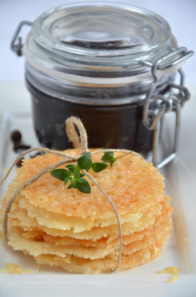 Parmsanplätzchen mit Zwiebelmarmelade