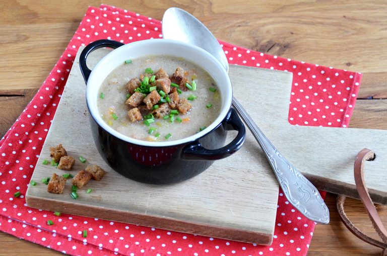 Gebrannte Grießsuppe mit geröstetem Knoblauch und Croûtons