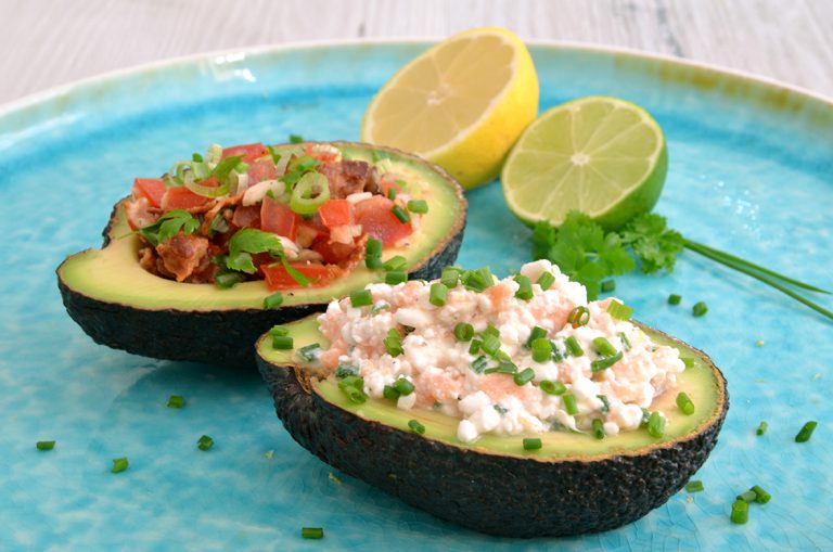 Zweierlei gefüllte Avocado: mit Tomaten-Bacon-Salat und Frischkäse-Lachs-Creme