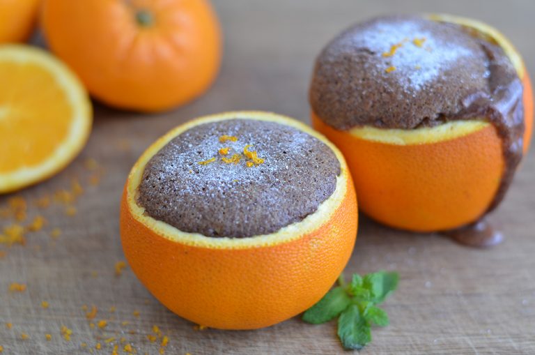 Schokoladenkuchen in der Orange gebacken