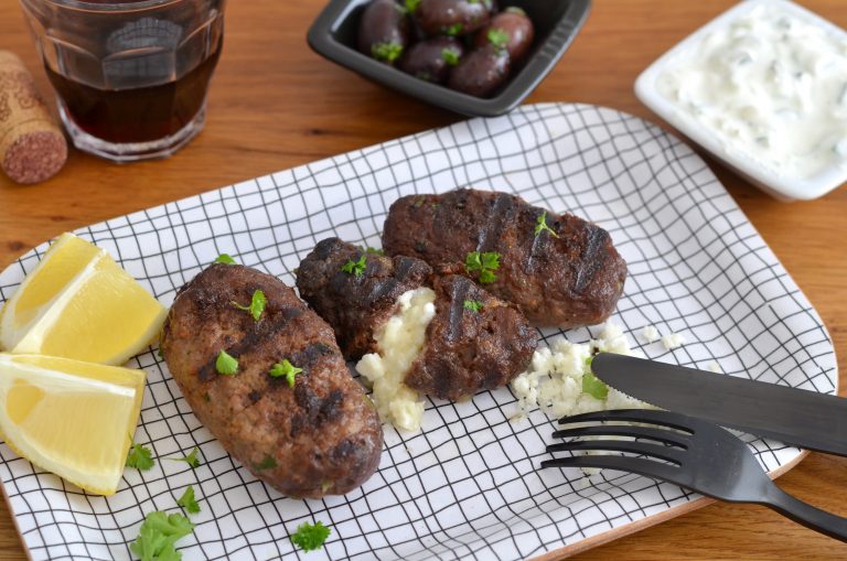 Rezept für mit Käse gefüllte Bifteki und Zaziki