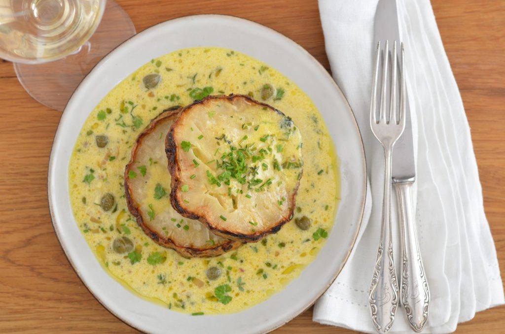 Rezept für Sellerie-Steaks mit Café de Paris Sauce