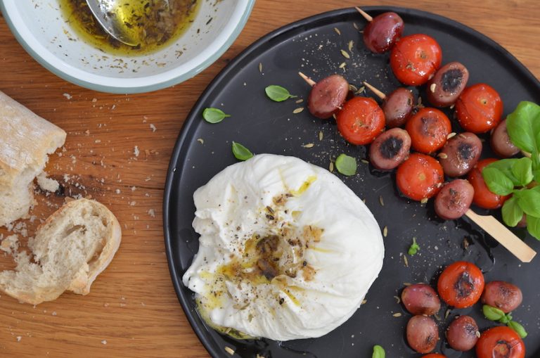 Rezept für Burrata mit gegrillten Trauben und Tomaten