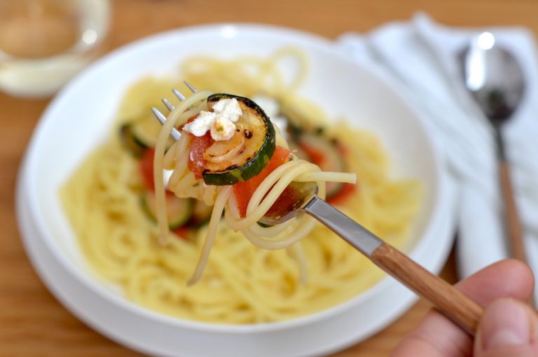 Spaghetti mit Zucchini, Tomaten und Feta