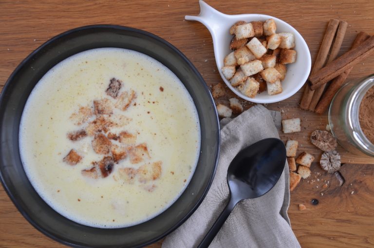 Weinsuppe mit Zimtcroutons