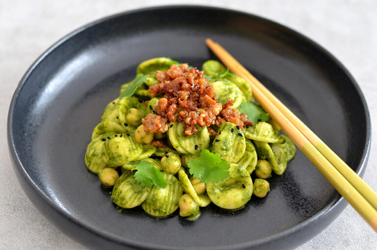 Pasta mit Miso-Spinat-Pesto und knuspriger Salsiccia