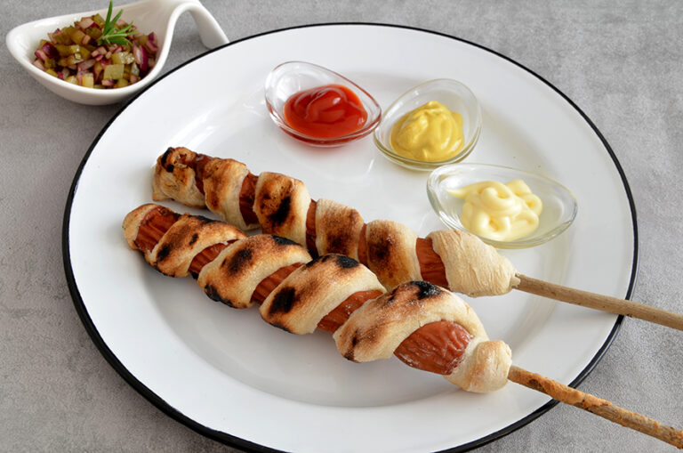 Hotdog-Stockbrot mit Gurken-Relish
