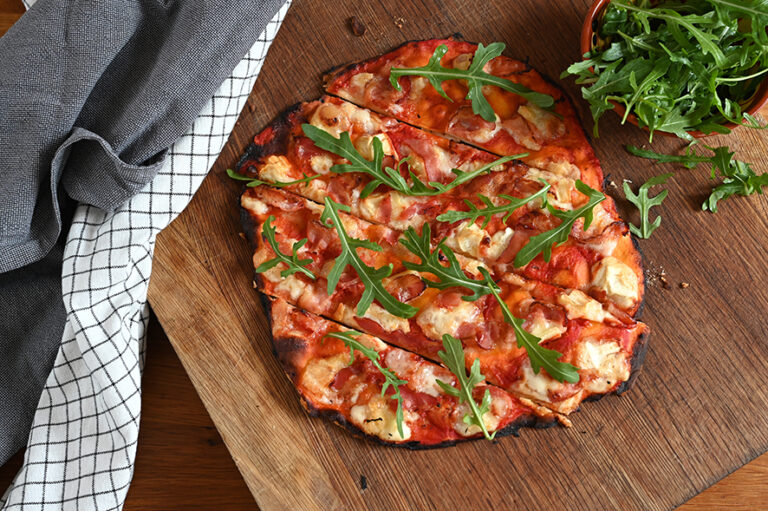 Pizza mit Ziegenkäse, Bacon & Rucola