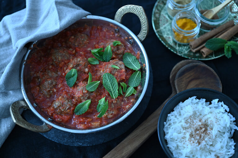 Bulgur-Hackfleisch-Bällchen ein Tomatensoße