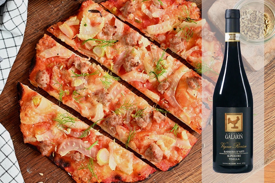 Zur Pizza mit Salsiccia passt ein Barbera d' Asti
