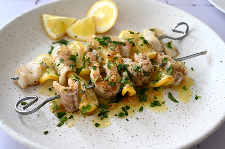 Gegrillte Fischspieße mit Zitrone und gebackenem Knoblauch I Rezept aus Portugal