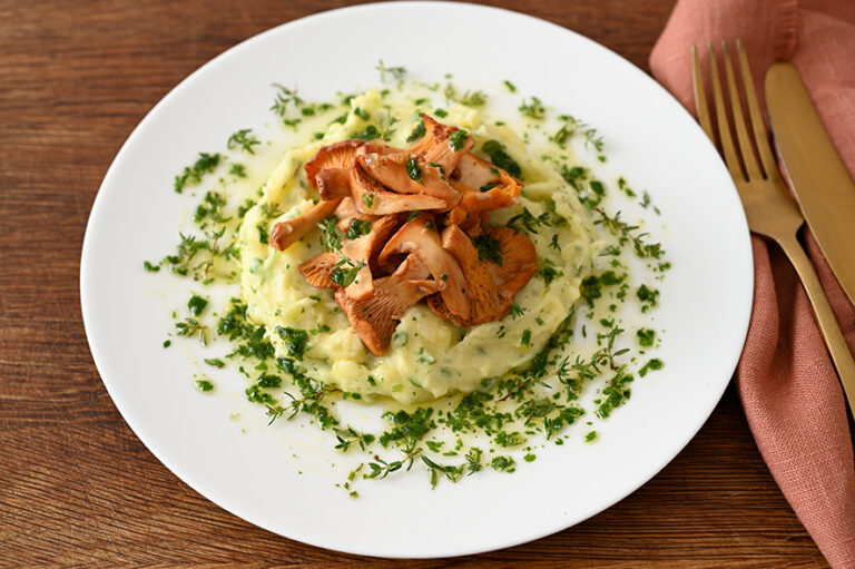Kräuter-Kartoffelpüree mit Pfifferlingen und Kräuteröl