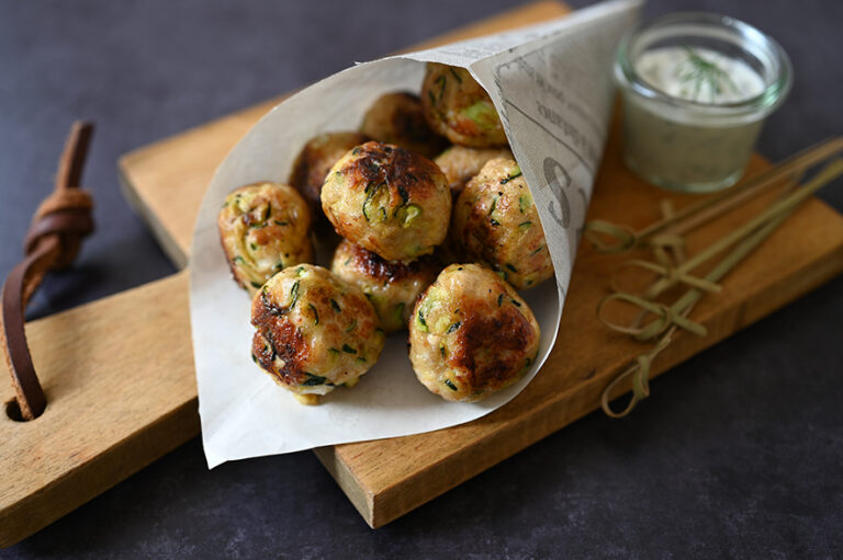 Zucchini-Bällchen mit Hähnchåenhackfleisch und Feta-Joghurt-Dip