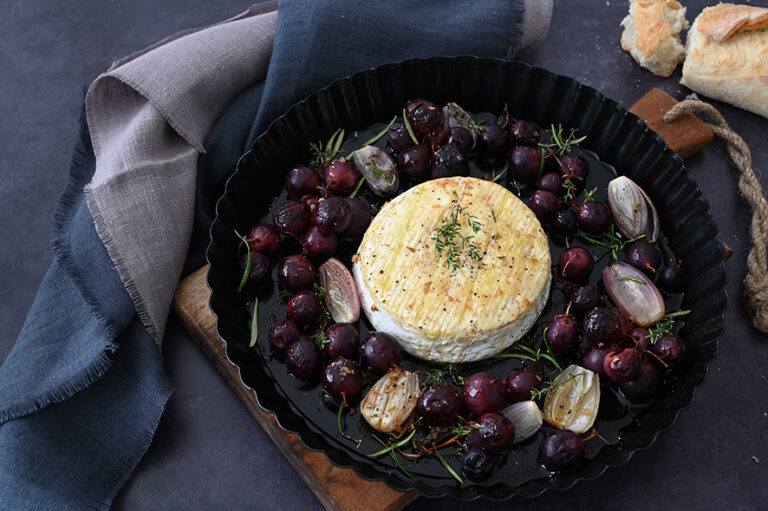 Herzhaftes Rezept mit Weintrauben: Gebackener Camembert mit Trauben