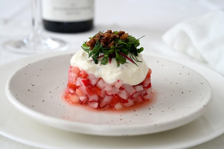 Radieschen-Erdbeer-Salat mit Feta-Ziegen-Cremen, Kräutern und Schwarzbrot-Crumble