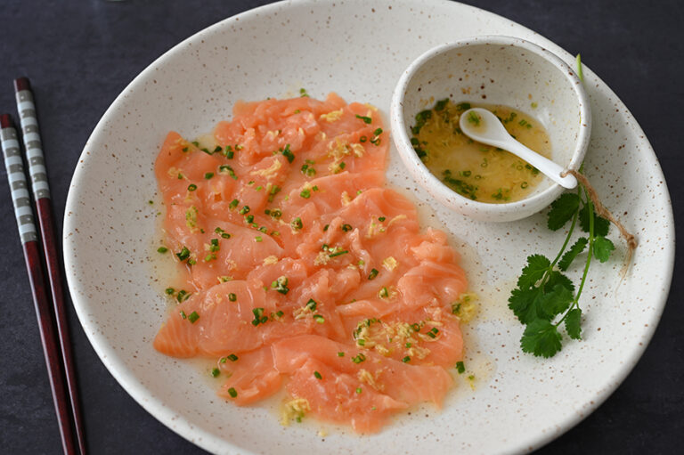 Lachs-Carpaccio mit asiatischem Dressing