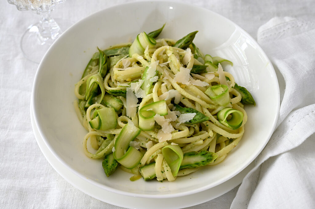 Spaghettisalat mit grünem Spargel und Spargelpesto