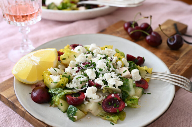 Salat mit Kirschen und Feta