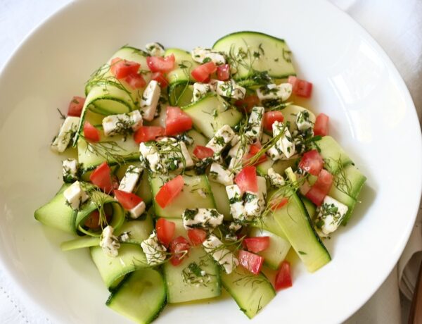 Roher Zucchini-Salat mit Feta, Tomaten und Kräuteröl