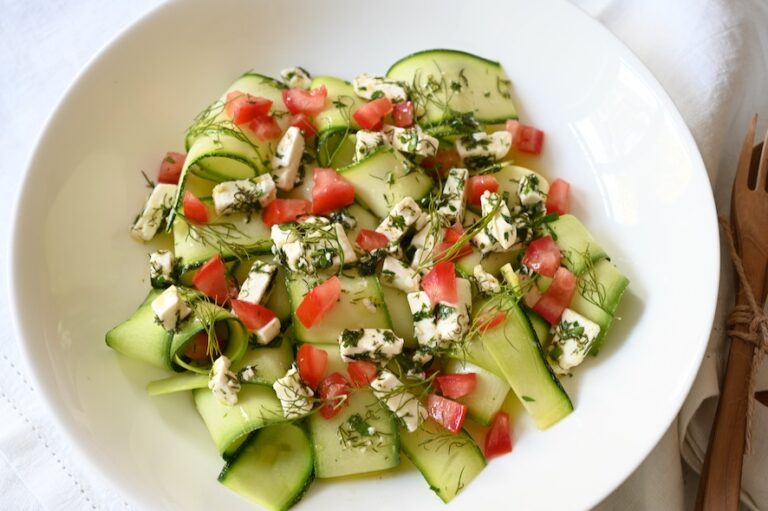 Roher Zucchini-Salat mit Feta, Tomaten und Kräuteröl