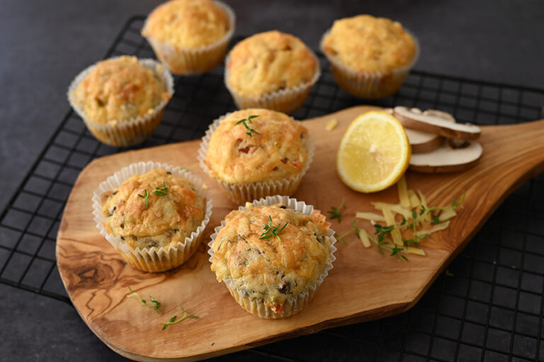 Herzhafte Muffins mit Pilzen und Kräutern