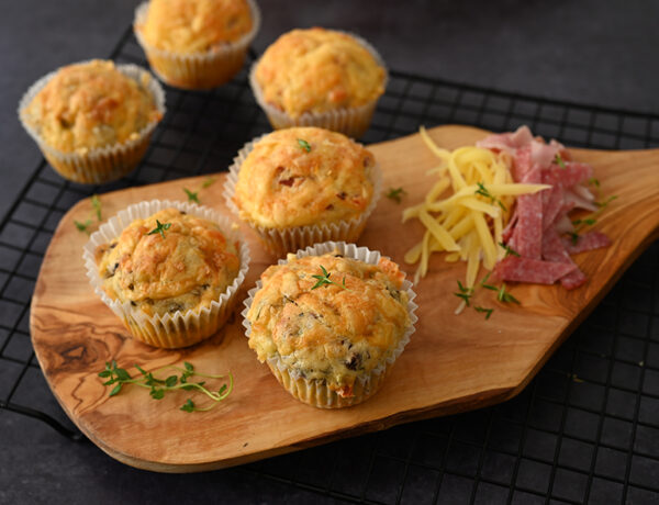 Pizza-Muffins mit Salami und Schinken