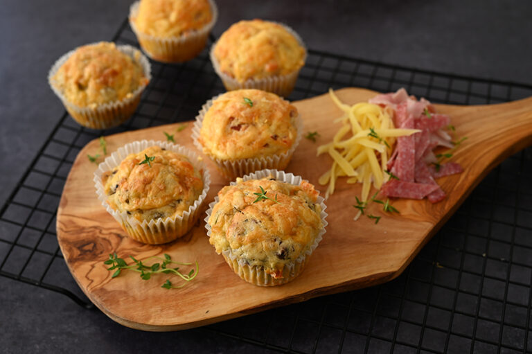 Pizza-Muffins mit Salami und Schinken