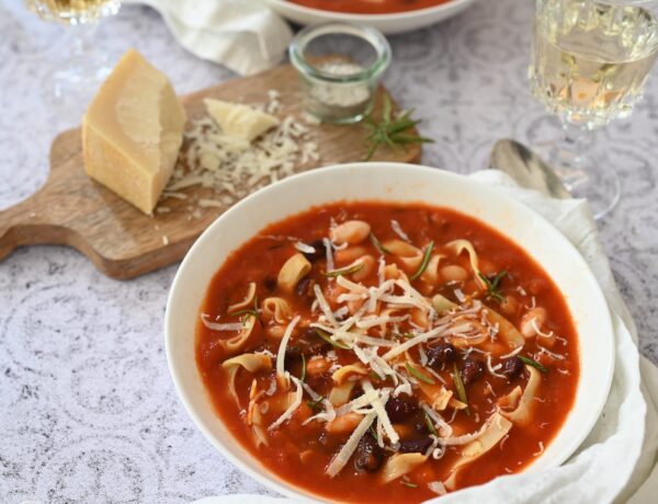 Tomatensuppe mit Bohnen und Pancetta