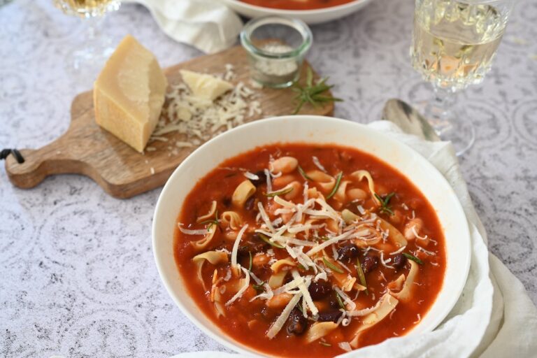 Tomatensuppe mit Bohnen und Pancetta