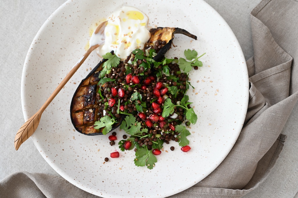 Geschmorte Aubergine mit Belugalinsen-Salat & Joghurt