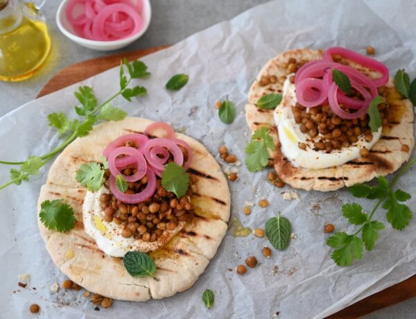 Vegetarische Pita mit marinierten Linsen und Zwiebeln