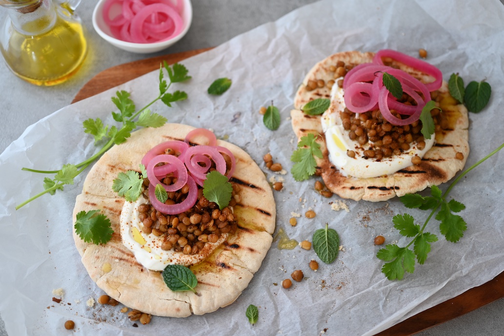 Vegetarische Pita mit marinierten Linsen und Zwiebeln