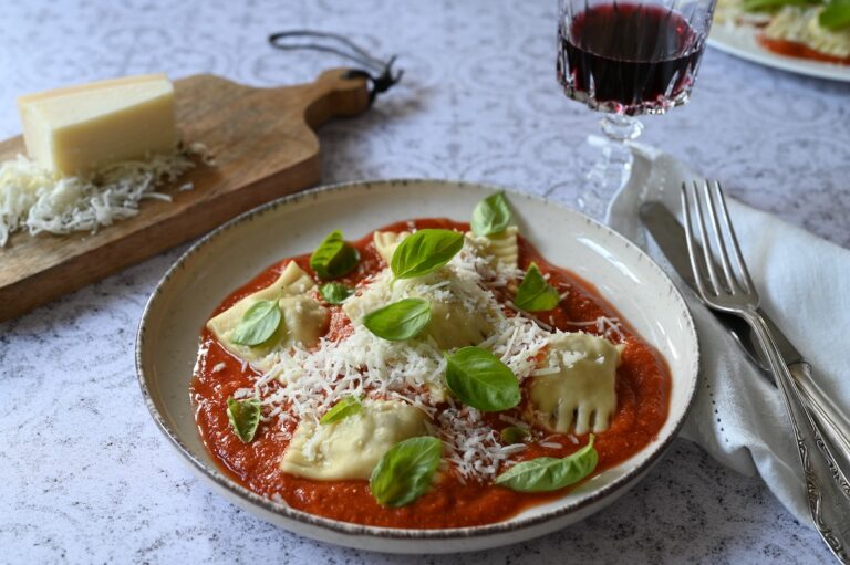 Ravioli in Tomatensoße