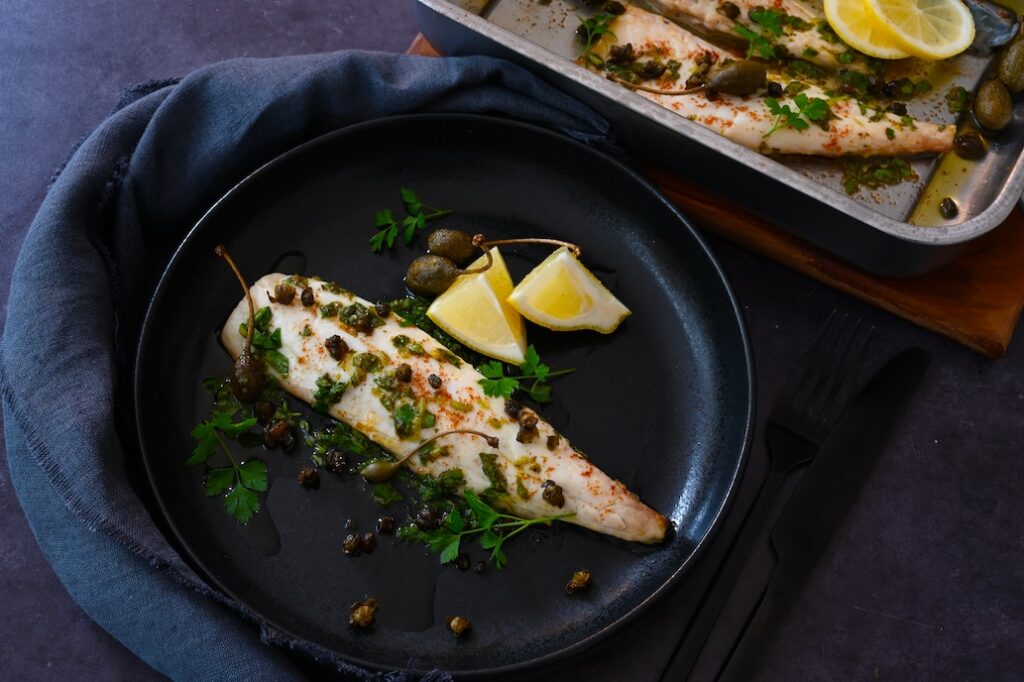 Fisch mit brauner Butter, grüner Salsa und knusprigen Kapern