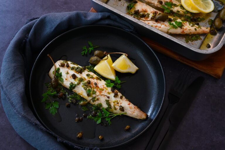 Fisch mit brauner Butter, grüner Salsa und knusprigen Kapern