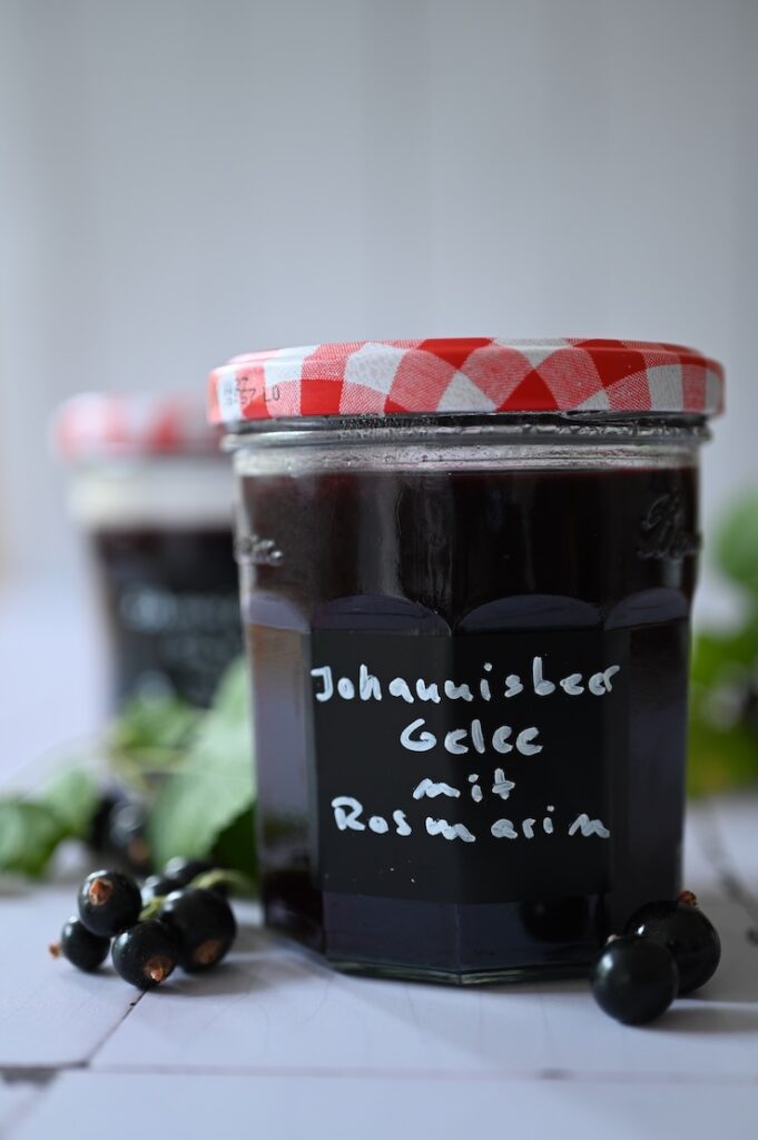 Schwarzes Johannisbeergelee mit Rosmarin | einfach & aromatisch