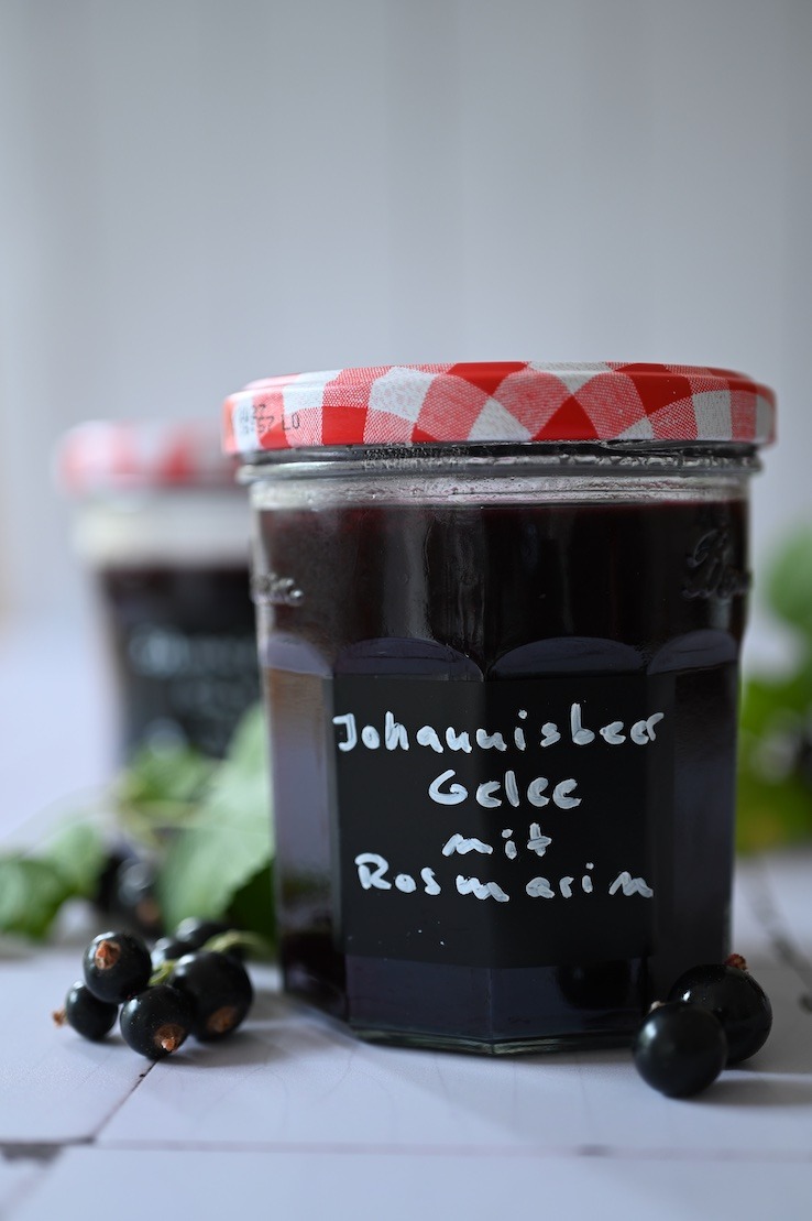 Schwarzes Johannisbeergelee mit Rosmarin