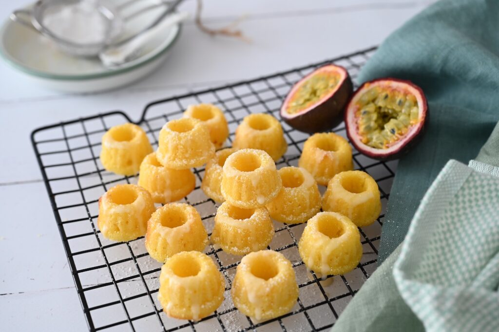 Mini-Gugelhupfe mit Passionsfrucht und Buttermilch