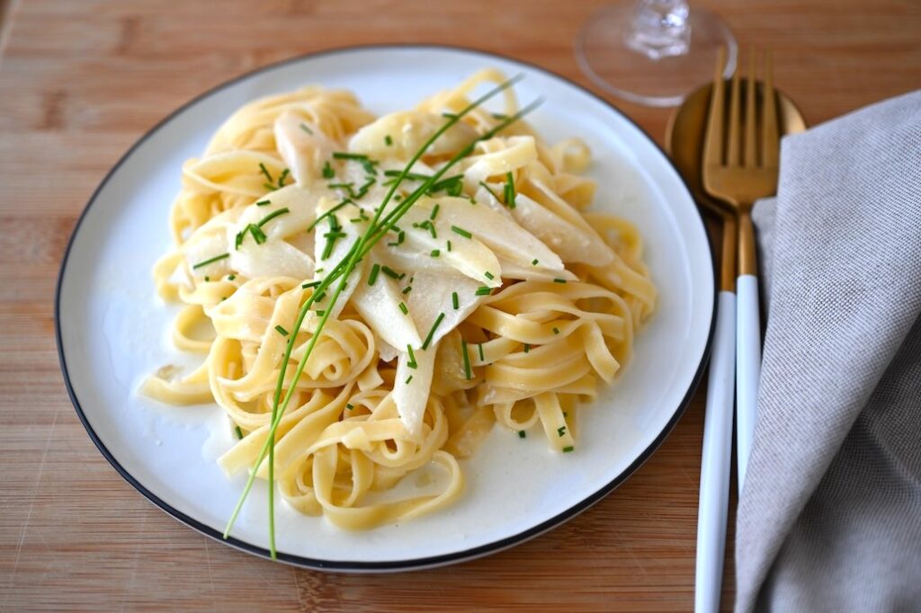 Tagliatelle mit weißem Spargel und Sahne