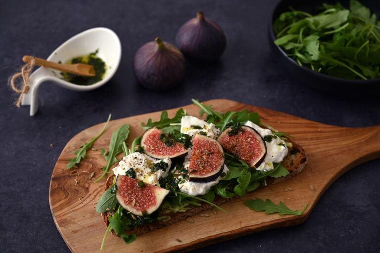 Brot mit Burrata, Feigen und Rucola: Die ultimative Gourmet-Stulle