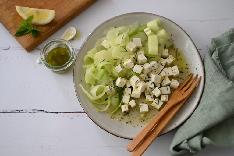 Honigmelonen-Gurkensalat mit mariniertem Feta