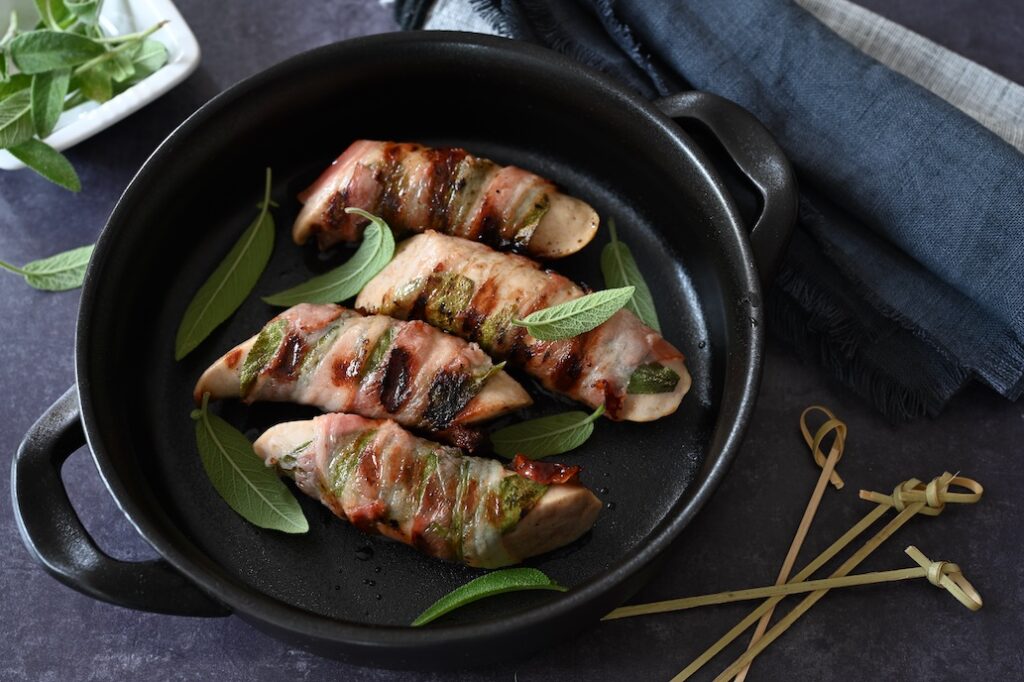 Saltimbocca-Bratwürstchen vom Grill: Raffiniertes  Rezept mit Bacon & Salbei