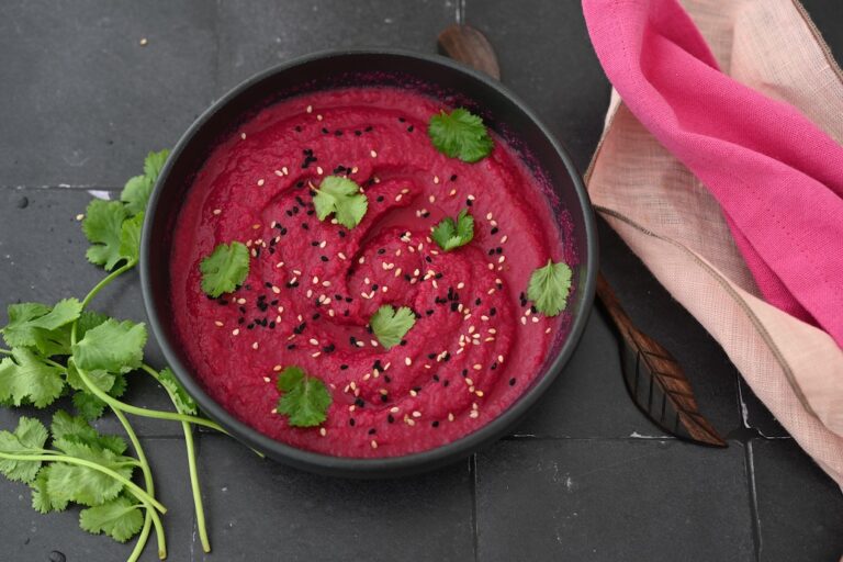Rote Bete Hummus aus roher Rote Bete mit Rettich
